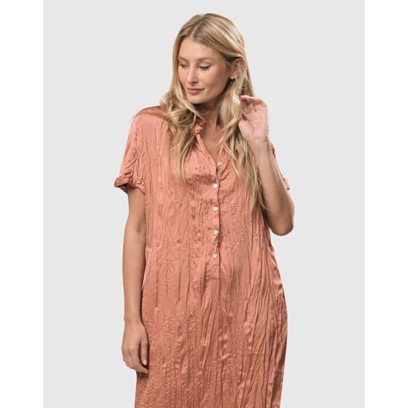 Alembika • Crinkle Maxi Shirtdress Short Sleeve in Soft Coral Pink - Picture 4 of 12
